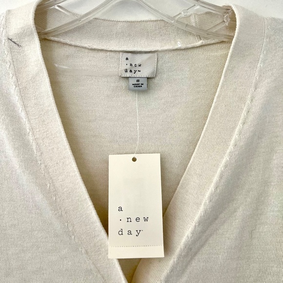 NWT A New Day Womens Lightweight Cream Cropped Cardigan Button Front Size SMALL - Picture 3 of 9